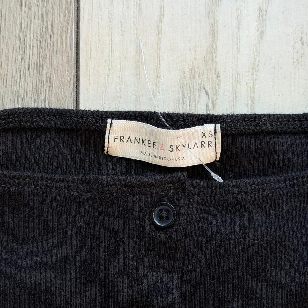 Frankie & Skylar Black Ribbed Button Top (XS) - Picture 4 of 5